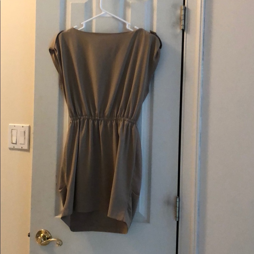 a dress - Picture 4 of 4